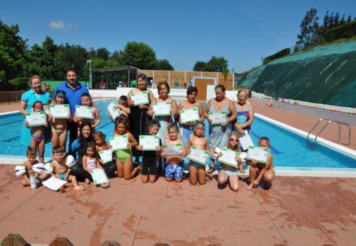 O Concello de Frades pecha a tempada de piscina coa entrega dos diplomas de natación a 25 persoas
